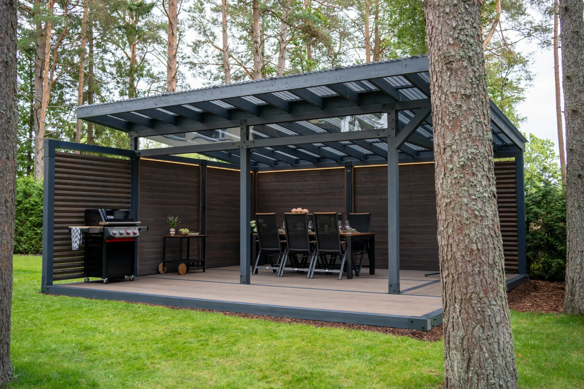 Fjordly Garden Room otwierający się na nordycki krajobraz.